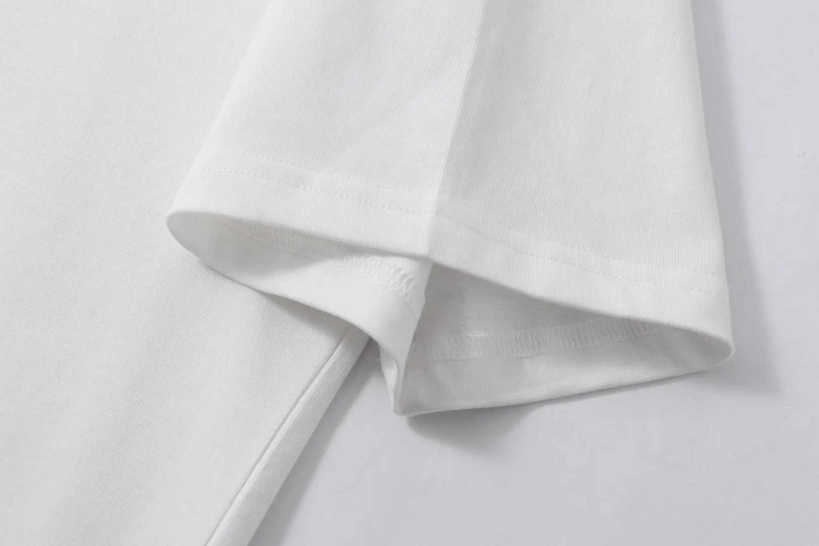 Style No.: A 008# P57 Ami 2026 Spring/Summer New Arrival T-shirt Short Sleeve The workmanship of this chapter is extremely cumbersome and complicated. It uses water-soluble polyester and water-soluble thread, first starting the pattern, dyeing, then air-drying, shaping, and then laser processing of details. The process time is long, which distinguishes it from the garbage version of the leaky bottom fabric on the market. We completely restore the correct version of the official website 1:1, with high-weight fabrics, synchronized detail routing, and restored official website letter embroidery, which is the only correct version on the entire network. Color: Apricot Black Navy Blue White Sizes: S-XL